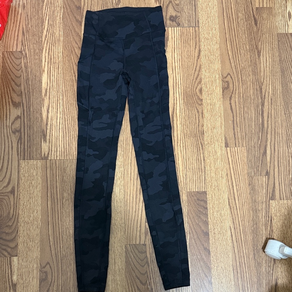 lululemon camo leggings, size 2. good condition.
NO RETURN